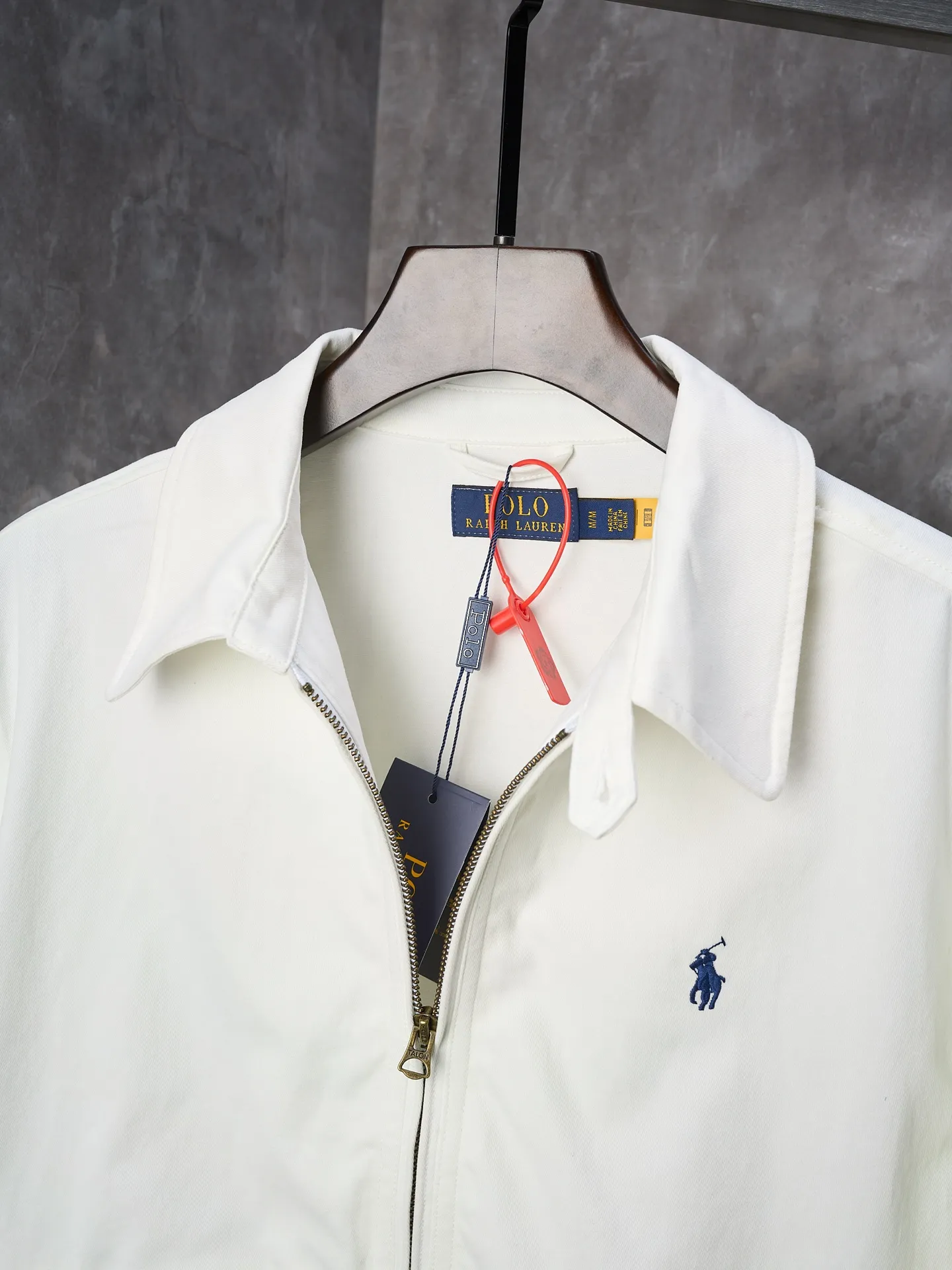 P460 Actual auction] Ralph Lauren/Ralph Lauren blue pony logo embroidered zipper jacket [Ready stock] S M L XL custom cloud velvet white twill cotton, soft and silky, comfortable and skin-friendly. Dressed in pure white, it exudes an innate elegance. The exquisite indigo pony logo is embellished. Fully recognizable. With an atmosphere of freedom and vitality, a symphony of pure and smart colors, and a neat version to reconstruct the classics. Use versatile genes to define modern relaxation. Use imported machine embroidery technology. Use advanced computer control systems and precision mechanical components to achieve iconic pony embroidery operations. High precision. Smooth and delicate lines. Template machine bag opening. Preset templates guide the position, shape and size of the bag opening. Accuracy ensures the quality of the bag opening effect. The hem is made in one go using a three-needle waist stretching machine. The special needle position and feeding mechanism of the machine are used to sew the elastic band and the fabric together in the same process. The three-needle design is more solid. Able to evenly distribute pressure to ensure tight fit between the elastic band and the fabric. Process 4: The fabrics are washed carefully and have a better hand feel. Not easy to deform, not easy to shrink, not easy to fade, and maintain long-term beauty and fit.